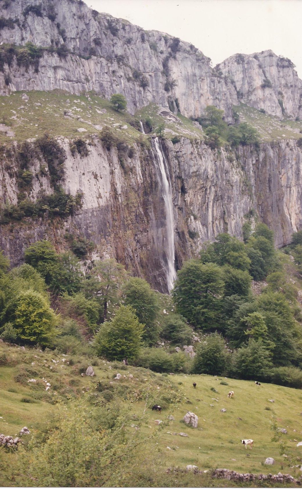 La cascada del Asón cayendo por la pared caliza del valle de Soba