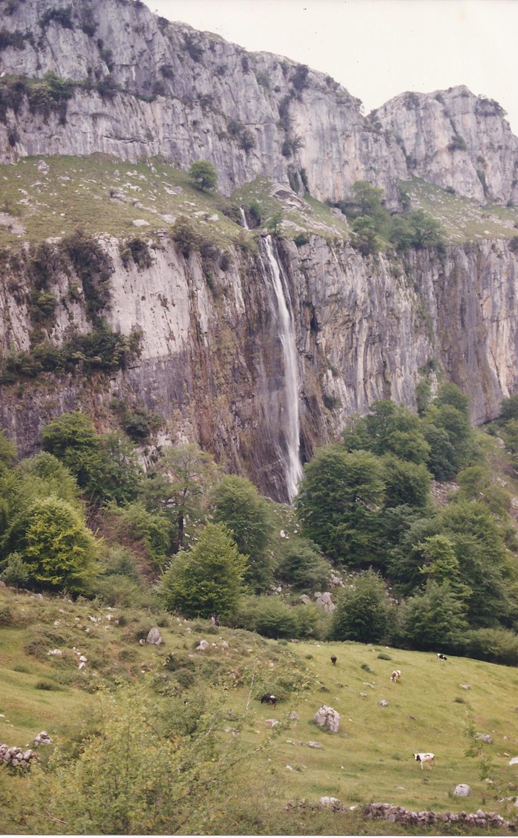 La cascada del Asón cayendo por la pared rocosa del valle de Soba